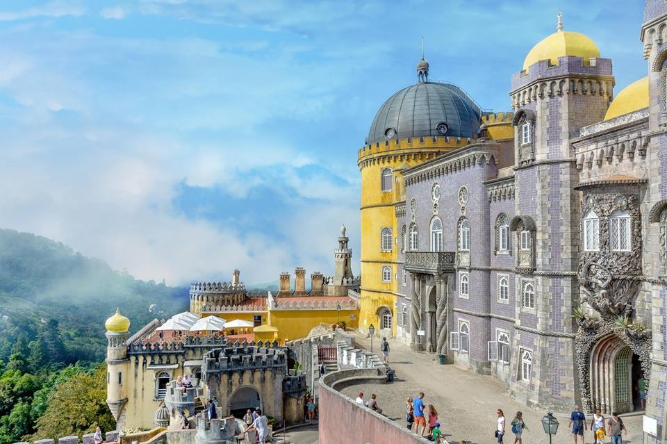 Дворец пена португалия. Дворец пена синтра португалия. Дворец пена мануэлино. Башня синтра португалия. Дворец пена в синтре португалия.