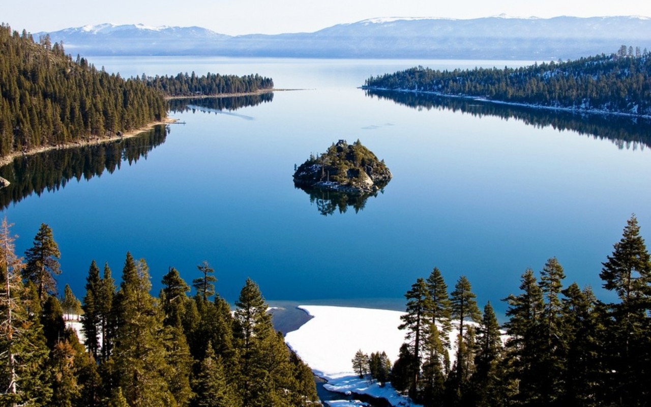 Озеро. Озеро Тахо. Тахо Калифорния. Озеро Тахо зимой Калифорния США. Озеро Тахо Калифорния зима.